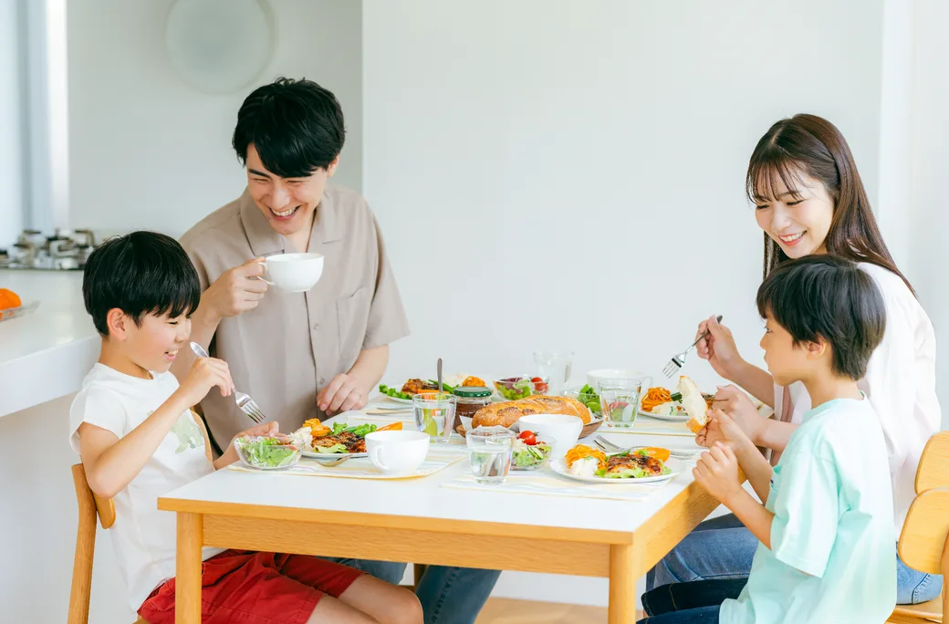 家族で食卓を囲む様子